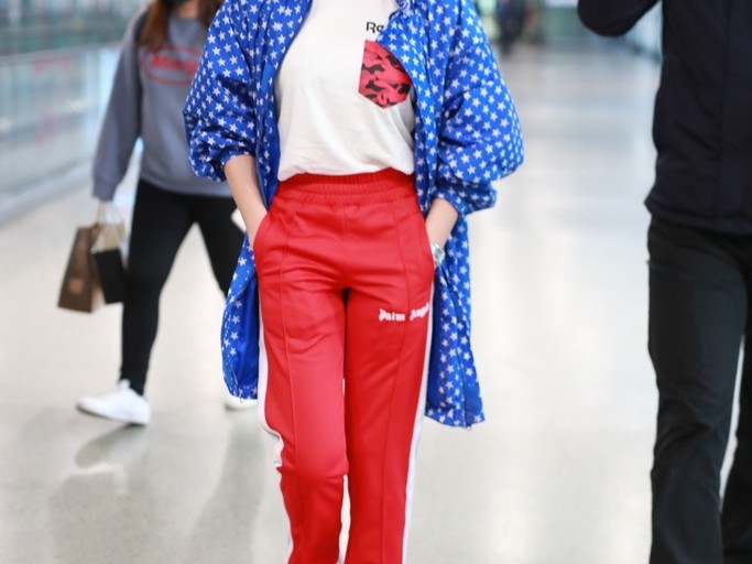 蓝色外套配裤子攻略 穿对下装时髦感翻倍