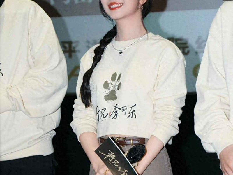 高中生女生穿衣搭配灵感：谭松韵的短卫衣+阔腿裤+乐福鞋穿法，时髦减龄又显高