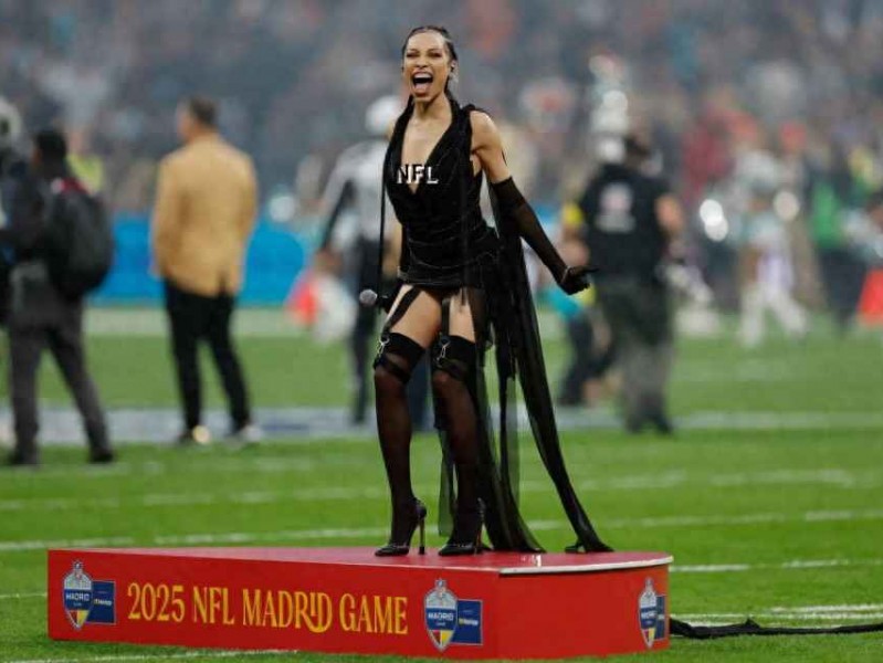 穿衣不当搭配 美国女歌手在球赛上因着装不当惹争议，被网友抨击“不够庄重”