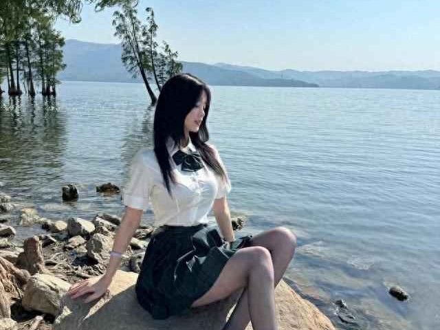 170+高个瘦女生穿搭指南：白衬衫配短裙，光脚也超有范儿