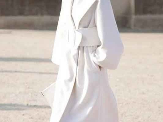 冬日一抹白，围巾点睛来：白色大衣的温暖穿搭经