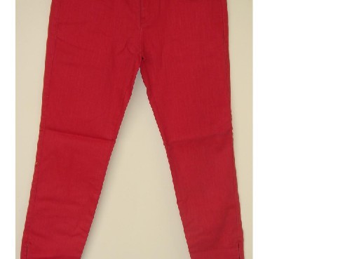 红色裤子搭配上衣颜色终极指南