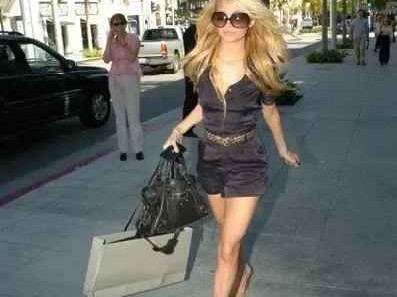 探索Nicole这个名字背后的多彩世界：从胜利寓意到时尚符号