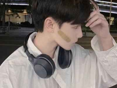 男大学生阳光帅气穿搭指南：浓颜系薄肌帅哥的时尚秘诀