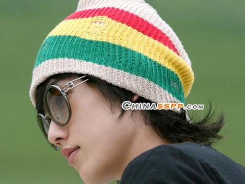 选对帽子颜色让你时尚又亮眼