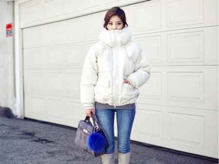 白色羽绒服配裤子穿出冬日新高度