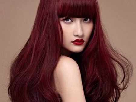 嘿，姐妹别再纠结“皮肤黑什么颜色显白”了！这份穿搭色彩逆袭指南请收好