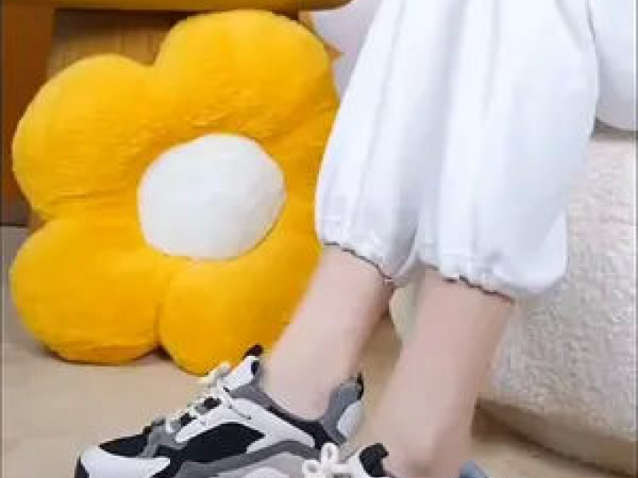 一双对的好看运动鞋 能让你从瑜伽垫美到咖啡馆