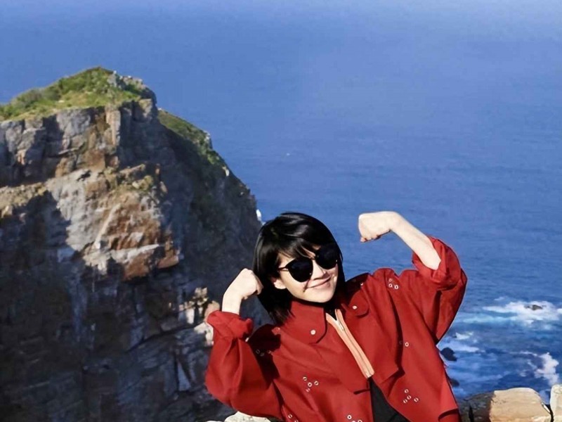 56岁许晴国外旅行穿搭解析：风衣皮裤短发造型，时尚减龄有气质