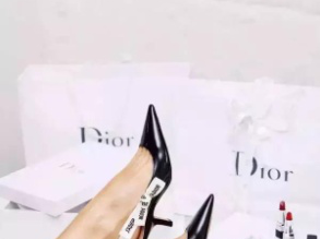 别再说达芙妮out了！这个老牌女鞋如何从7000家门店跌落后又重获Z世代青睐？