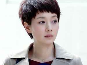 马伊琍短发造型惊艳全场！宽松外套配半身裙，减龄18岁美到认不出