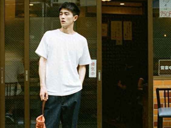 瘦子男生穿搭攻略：3款衣服轻松显壮，塑造硬汉形象