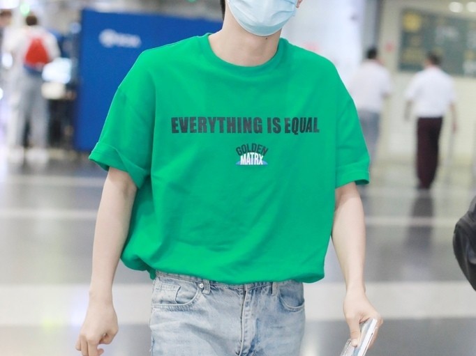 绿色T恤搭裤子全攻略 穿出清爽高级感