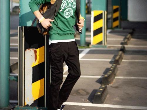 绿色裤子搭配全攻略 穿出你的个性风采