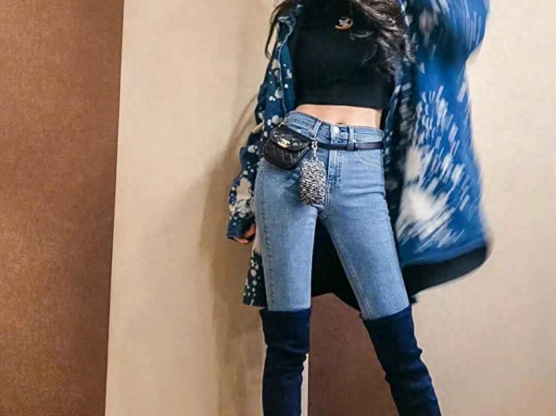 杨幂紧身牛仔裤穿搭秀：水蛇腰身材保养秘诀大公开