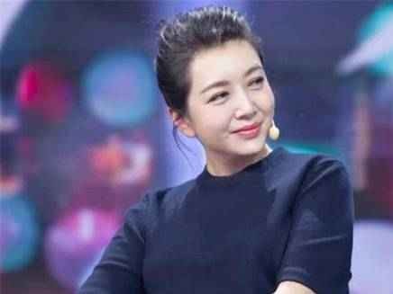 57岁江珊显瘦减龄穿搭秘诀：针织衫+牛仔裤年轻20岁，大妈味全无