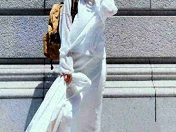 夏季成熟女人穿搭秘诀：白色A字裙的3穿3不穿法则，优雅又减龄