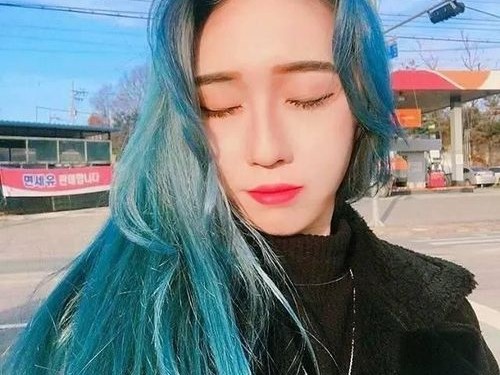 蓝色穿搭秘籍：找到最适合你肤色的那一抹蓝