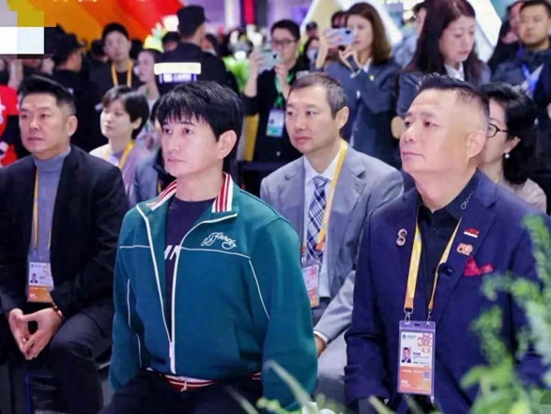 55岁吴奇隆进博会穿搭惊艳！绿色夹克运动风，逆龄如高中生