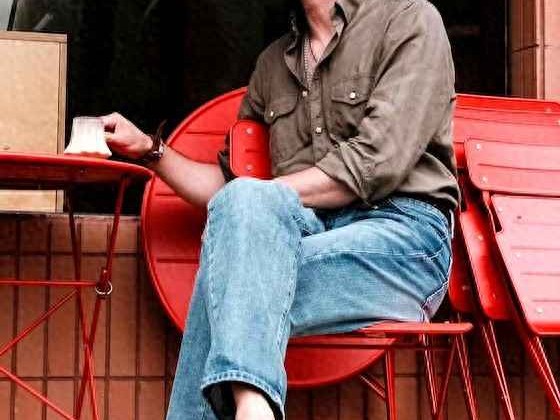 四万大叔穿衣搭配：五六十岁大叔该有的打扮，休闲鞋+牛仔裤，减龄又帅气