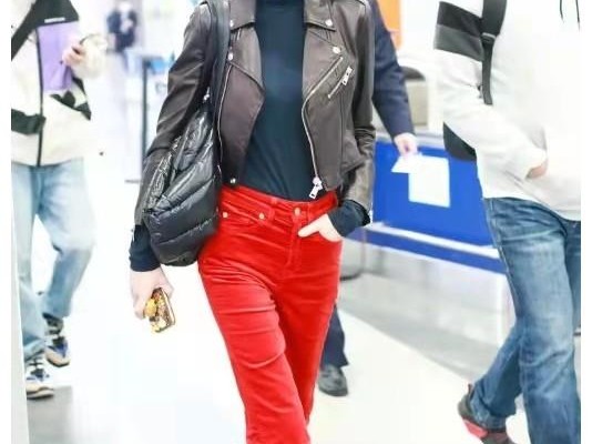 红裤子搭配鞋子让你时髦出街不犯愁