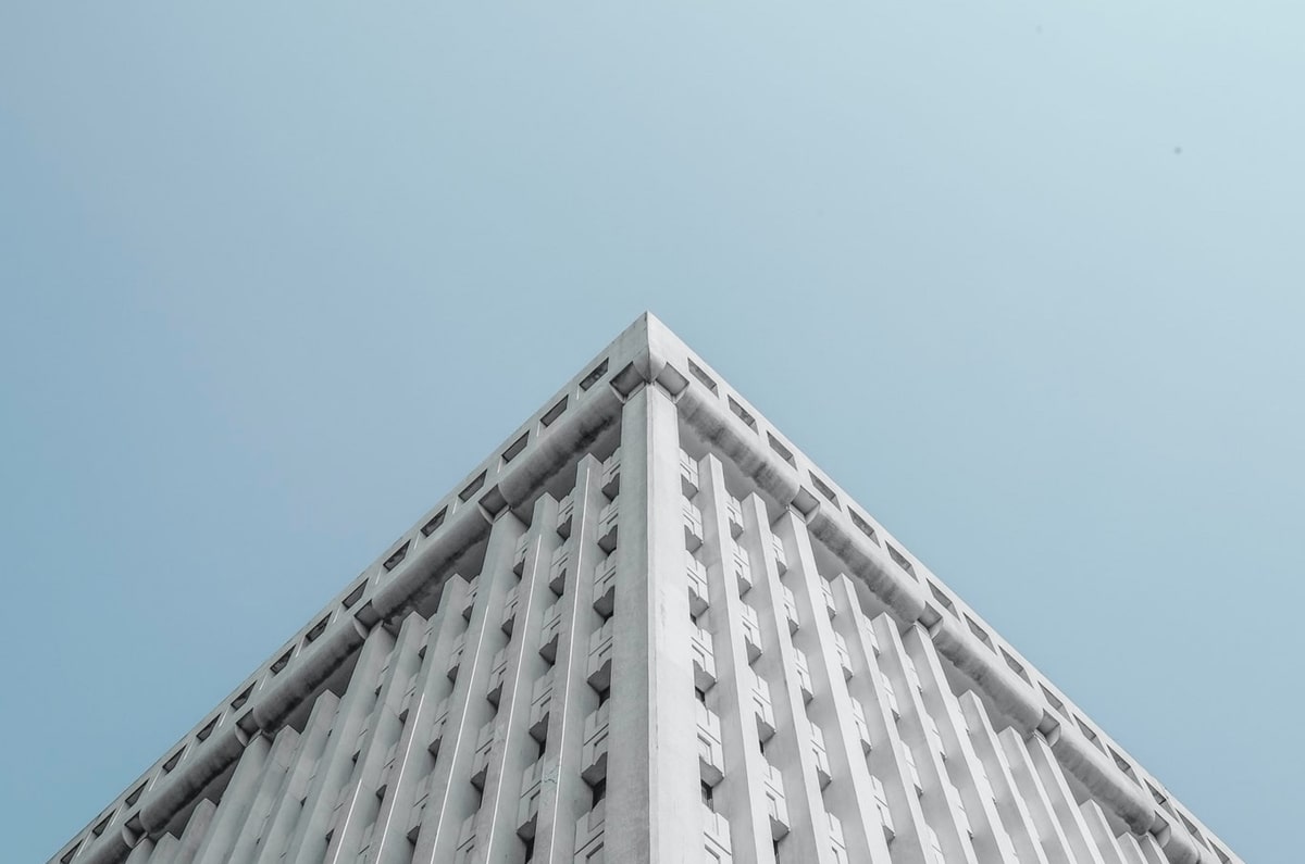 微胖女生穿衣搭配指南：有肉女孩如何穿出自信美